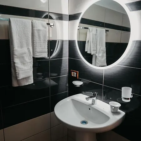 ゲストハウス Bujtina Anlu