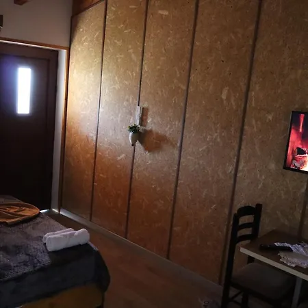 ゲストハウス Bujtina Anlu 4*